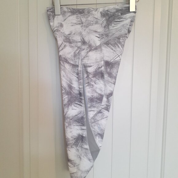 Lululemon Pace Perfect Crop (17") Breeze By White Light Cast / Light Cast Size 8 - Picture 8 of 14